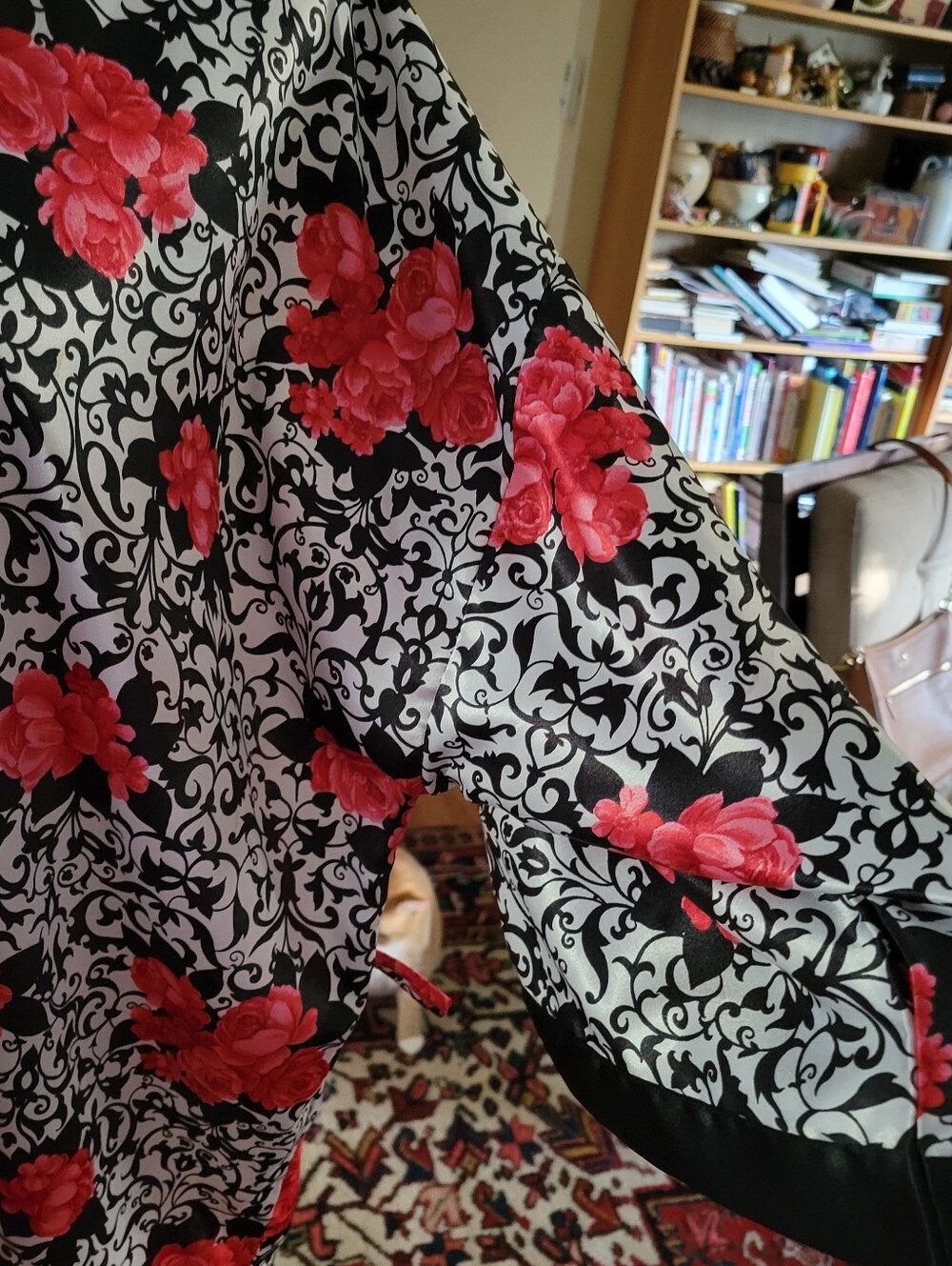 Vintage Made In Hong Kong Patterned Robe - Picture 7 of 7